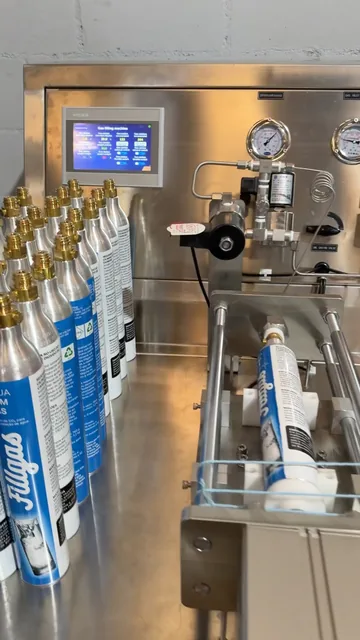 Cilindros Fillgas na estação de recarga em Barueri